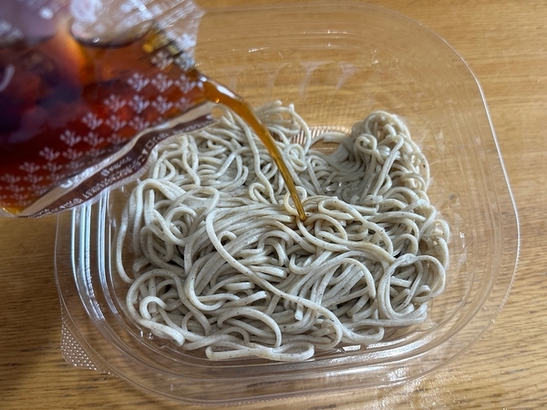 つゆをかけて蕎麦をほぐす