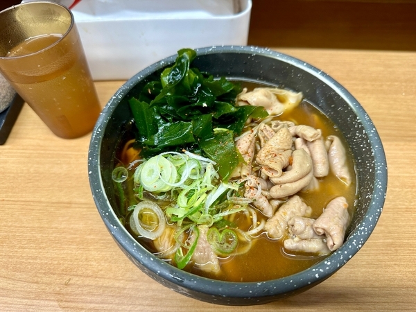 たっぷりホルモンそば(590円)