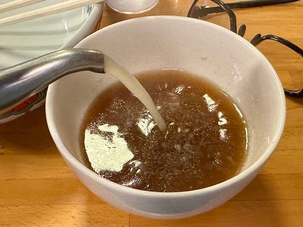 スープを注ぐ