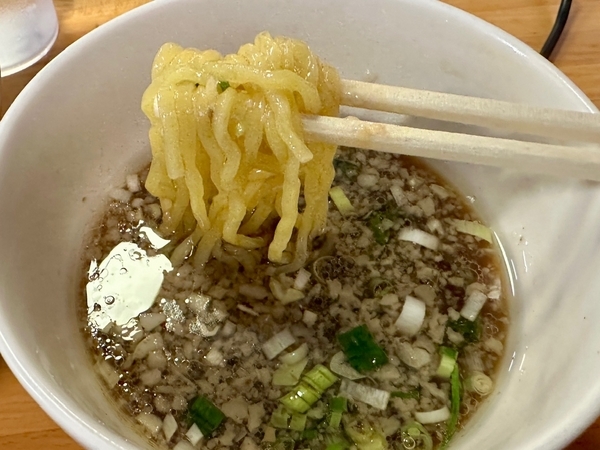 麺をつけ汁に絡める