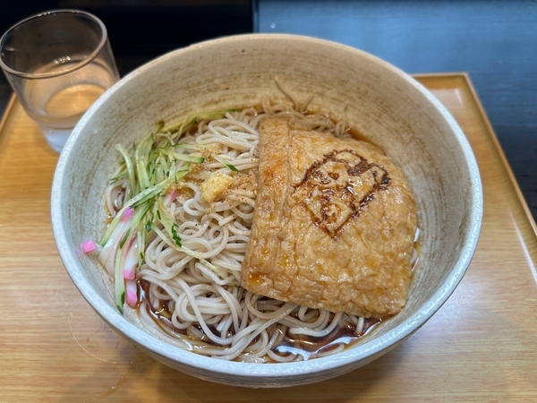 おろし生姜を入れつゆをかけて七味をふる