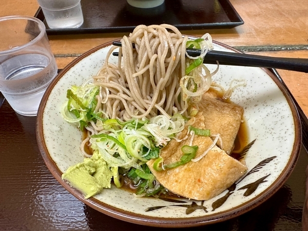 蕎麦を手繰る