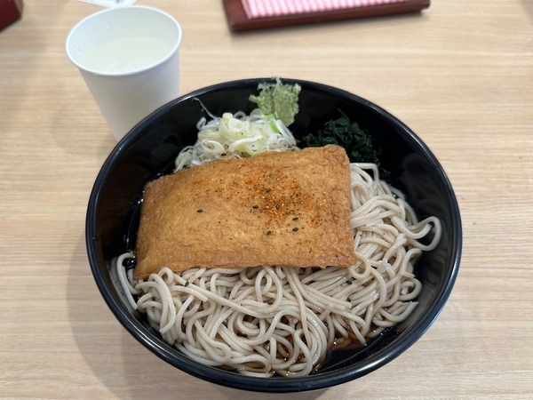 きつねそば・冷(480円)+大盛(100円)