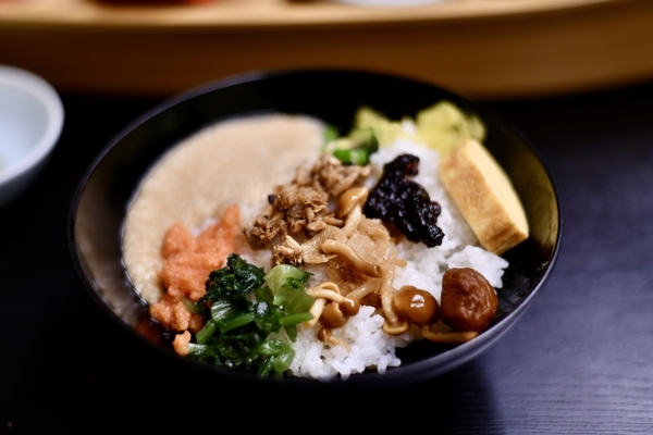 おかずをご飯にオン