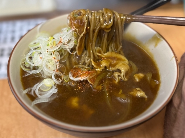 大カレーそばを手繰る