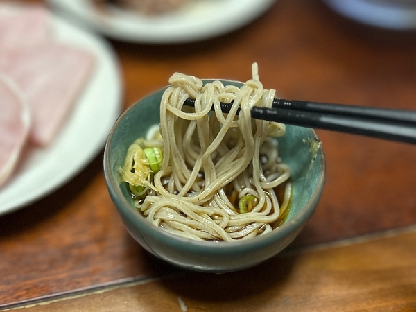 生そばを手繰る