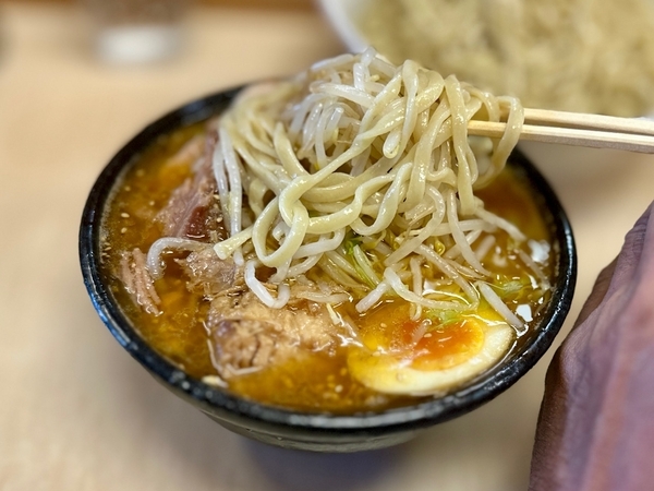 麺をつけ汁に絡める