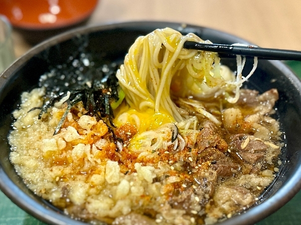 大うま辛肉そば温を手繰る