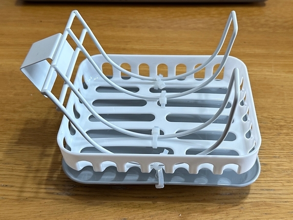 水切りかごにドライヤーラックを取り付ける