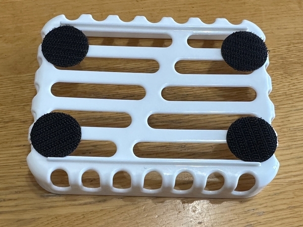 水切りかごに直接どこでもキャスターのマジックテープをつけてみる