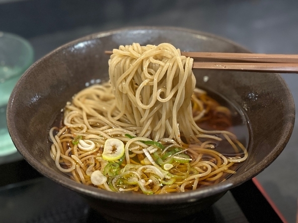 かけそばを手繰る