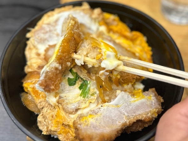 肩ロースカツ丼箸リフト