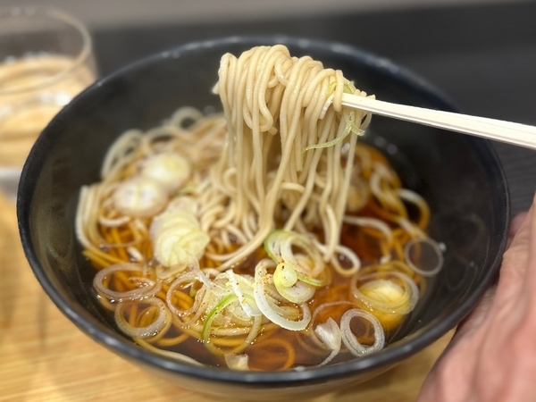 かけそばを手繰る