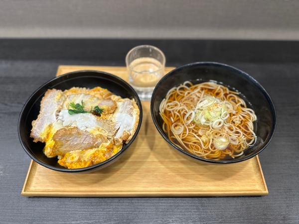 満腹肩ロースカツ丼セット【かけそば】(800円)