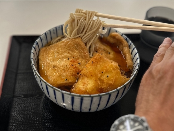 蕎麦を手繰る