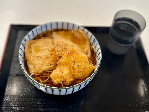 きつねととり天を蕎麦にのせる