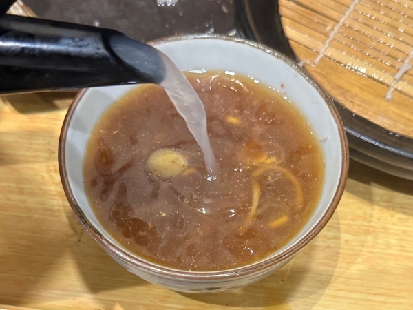 蕎麦湯を注ぐ