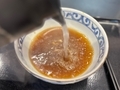蕎麦湯を注ぐ