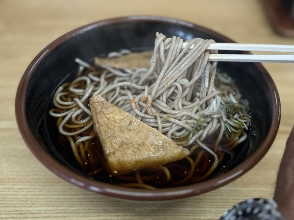 きつねそば大を手繰る