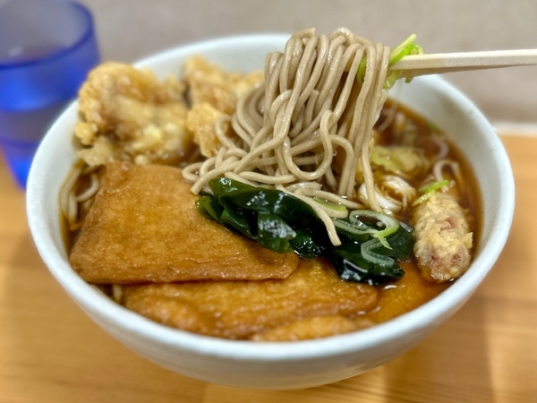 とり天きつねそば大を手繰る