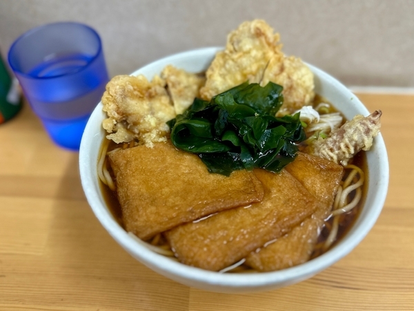 きつねそば(450円)+大盛(100円)+とり天(250円)