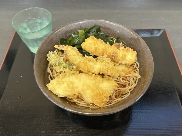 天ぷらとネギ、わかめをオン