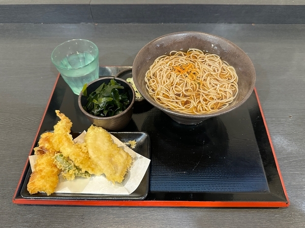 海老かしわ天そば【温】(820円)+大盛(100円)+三陸わかめ(150円)