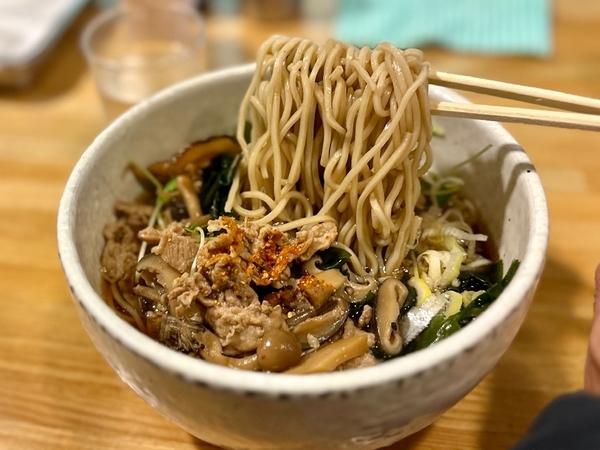きのこと豚バラ肉そば大を手繰る