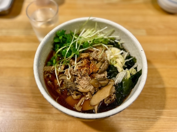 きのこと豚バラ肉そば(850円)+大盛り(130円)