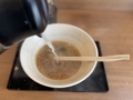 蕎麦湯を注ぐ