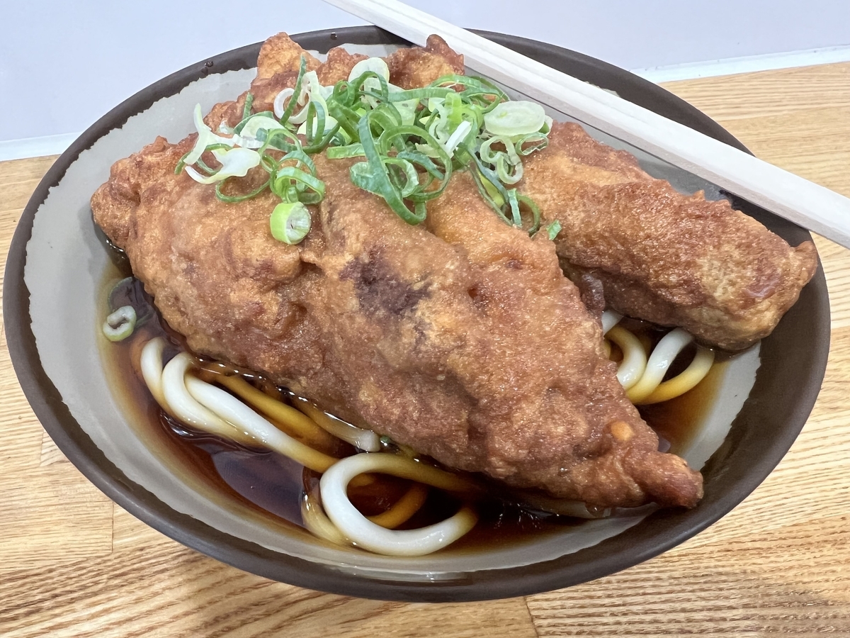 唐揚げの乗ったうどん