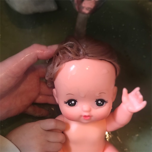 メルちゃんのボサボサになった髪の毛をサラサラにしたい シャンプーで洗ってあげよう ままこのん