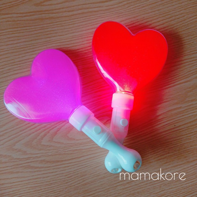 おすすめ ママこれ ダイソーで買える 小さな子供も喜ぶ ハート型の光るスティック ママだって 初心者