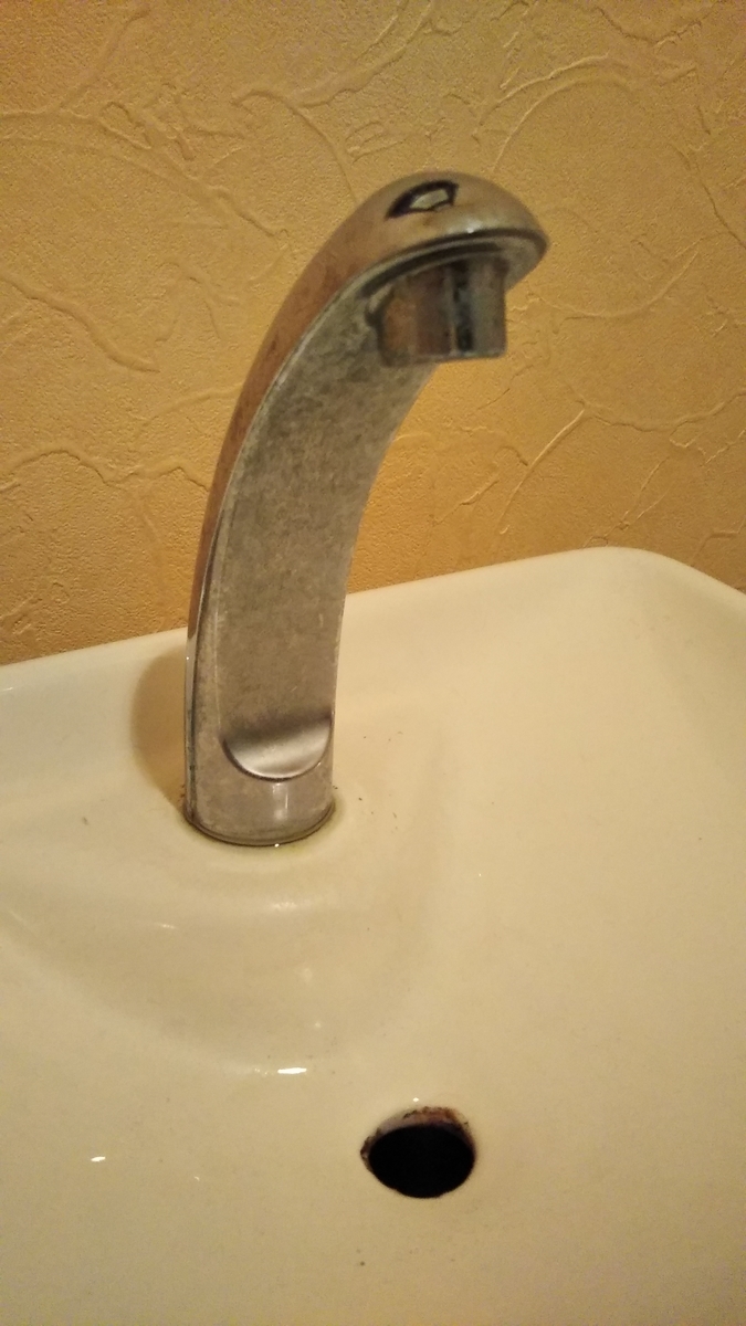 トイレのタンク上が汚い 蛇口の緑サビとくもりをとるには うつぬけ母の不動産と掃除と生活のはなし