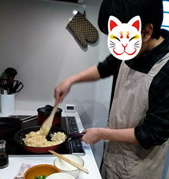 チャーハンを作る男性