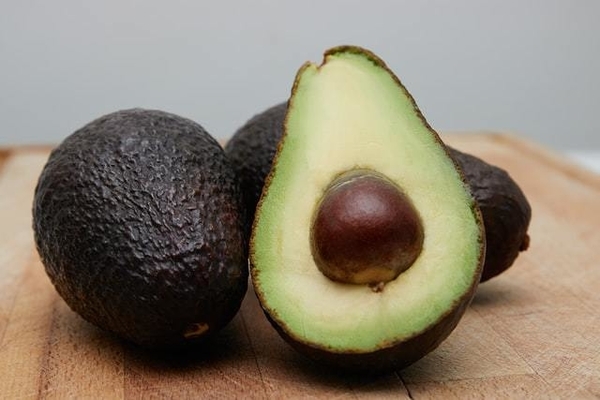 いつものアボカドと巨大アボカド フロリダアボカド 食べ比べ アメリカで野菜を美味しく 写真あり Mamemiso Diary