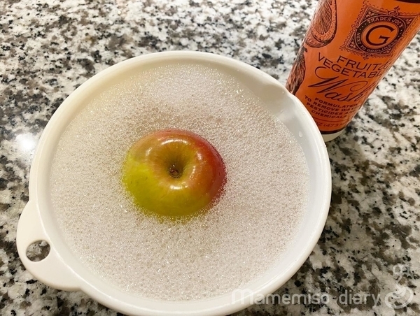 洗っている最中のりんご