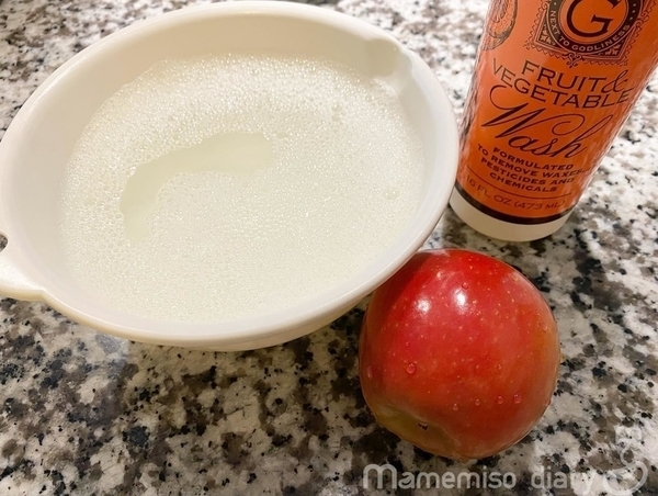 洗い流した後のりんご