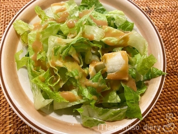 ドレッシングをかけたサラダ