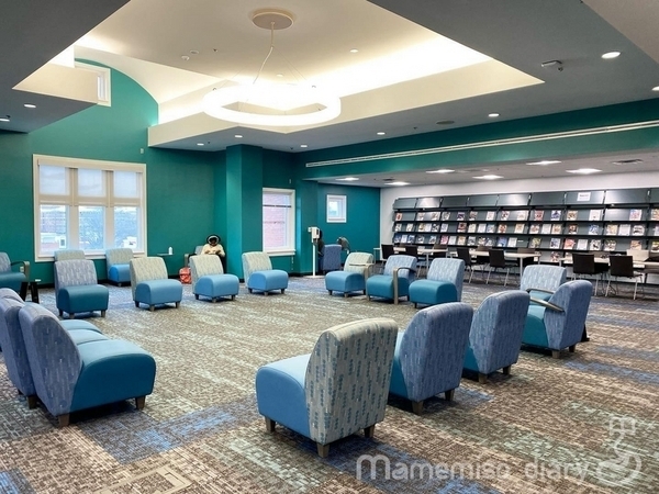 図書館のソファ席