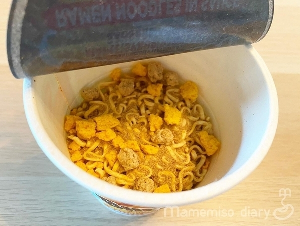 調理前のカップヌードル