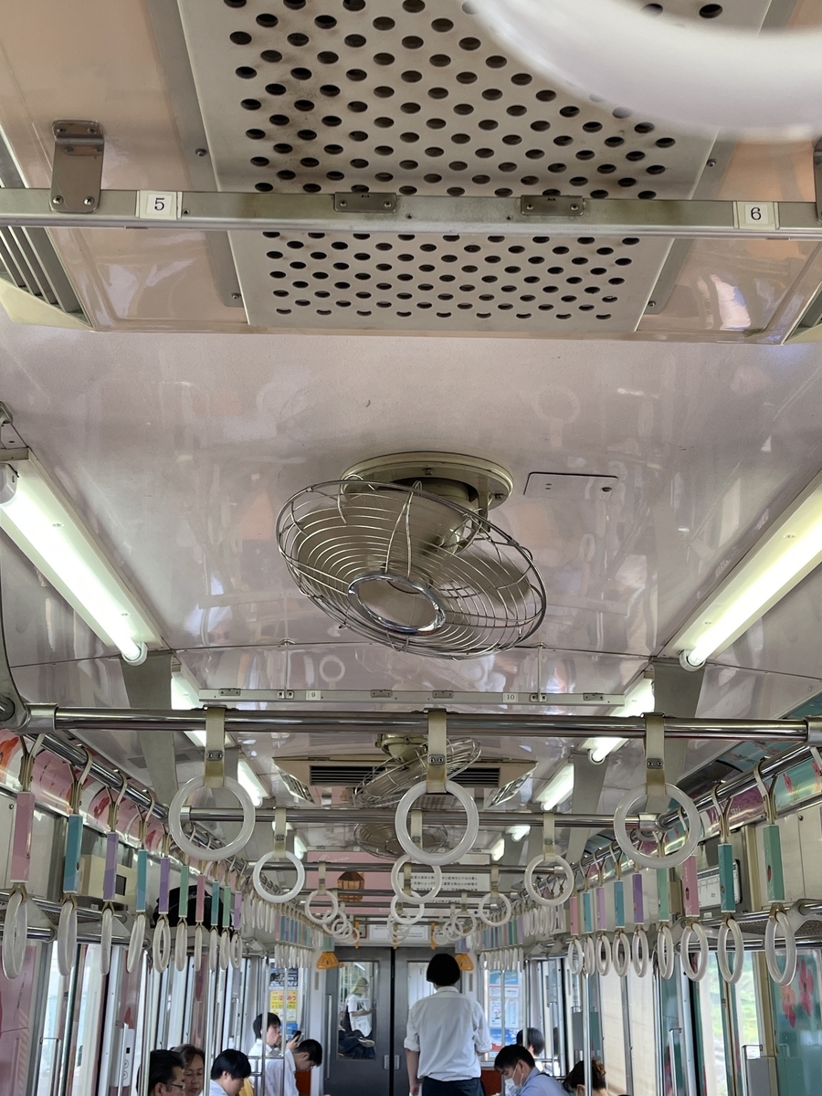懐かしい電車内の扇風機