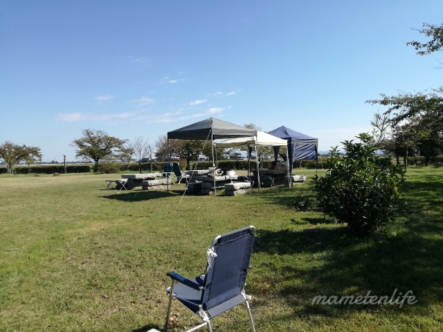 吉田ふれあい広場の石のテーブルとイス