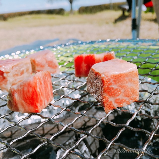 サイコロステーキを焼いているところ