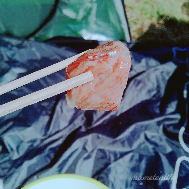 塩をつけたサイコロステーキ