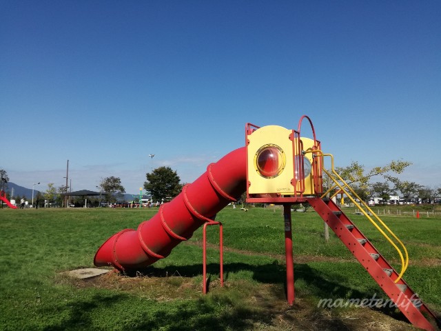 吉田ふれあい広場の低いすべり台