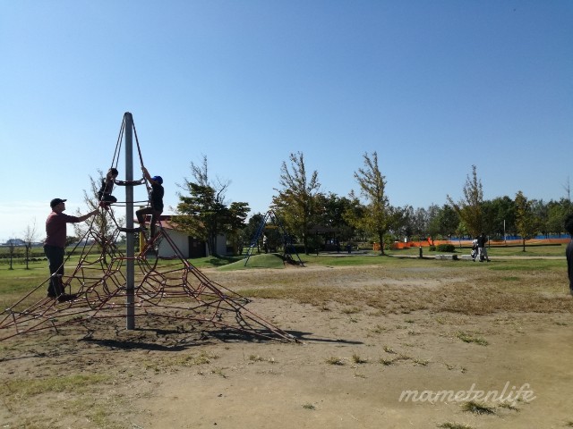 吉田ふれあい広場の紐ジャングルジム