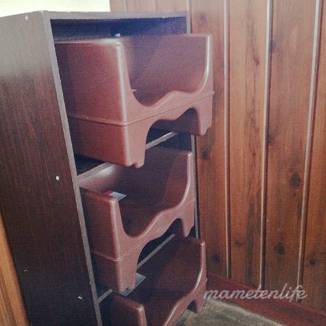 子ども用イスが置いてある棚