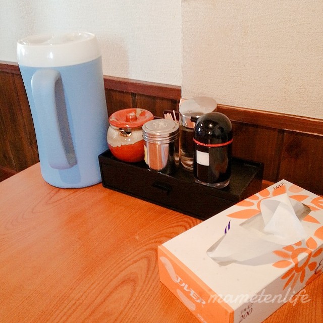 テーブル上の調味料