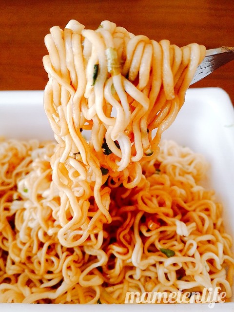 ペヤング かきあげ味やきそばの麺リフト